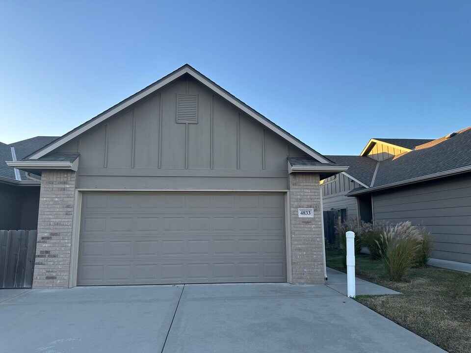 4833 N Hillside Ct in Wichita, KS - Foto de edificio