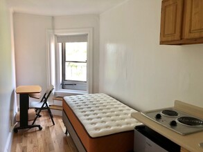 1061 Beacon St, Unit 14A in Brookline, MA - Building Photo - Building Photo