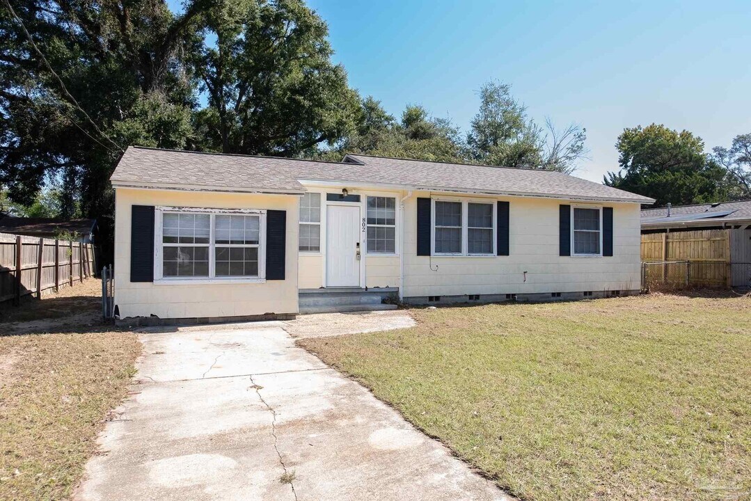 802 Rue Max St in Pensacola, FL - Building Photo