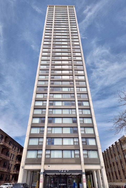 South Shore Beach Apartments in Chicago, IL - Building Photo