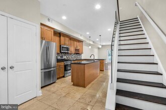 2050 Frankford Ave in Philadelphia, PA - Building Photo - Building Photo