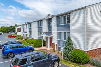 Cape Cod Village Apartments in Morton, IL - Foto de edificio - Building Photo