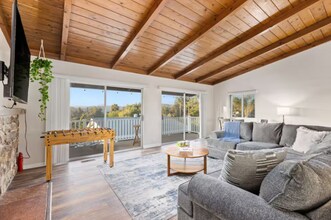 321 W Kalmia St in Fallbrook, CA - Foto de edificio - Building Photo