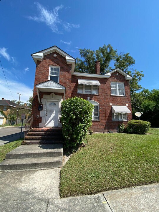 702 Maupas Ave in Savannah, GA - Building Photo