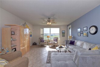 2426 Laurentina Ln in Cape Coral, FL - Foto de edificio - Building Photo