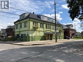 401 ON-401 in Windsor, ON - Building Photo