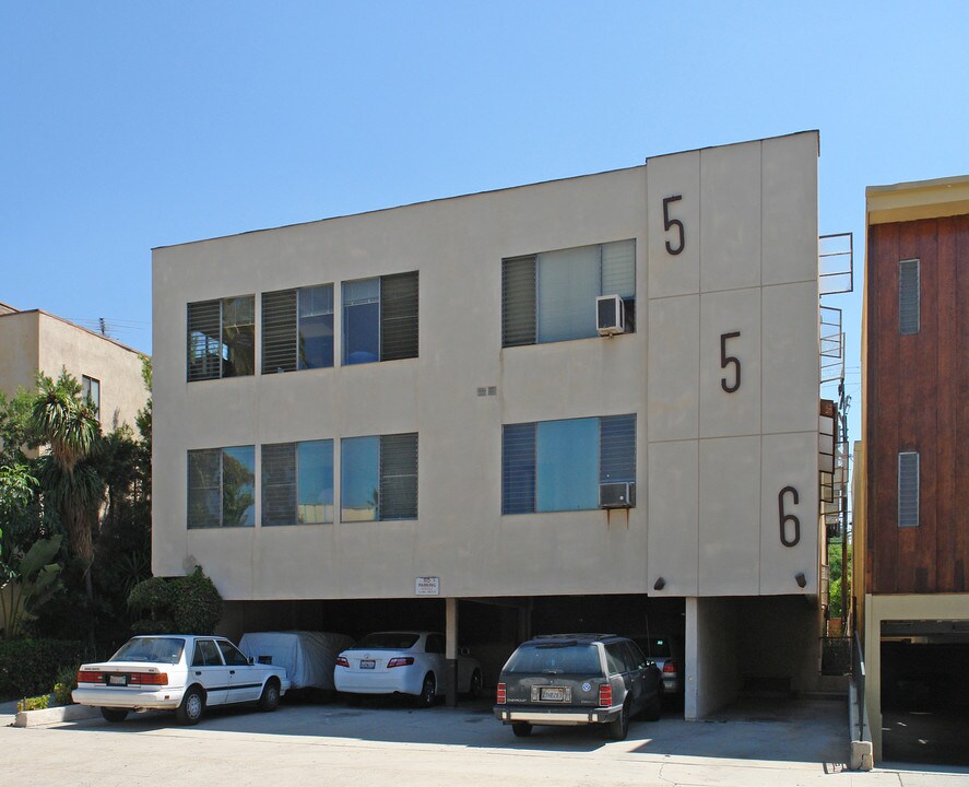 556 N Kings Rd in Los Angeles, CA - Building Photo