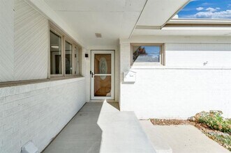 1917 N Edgemoor Dr in Wichita, KS - Foto de edificio - Building Photo