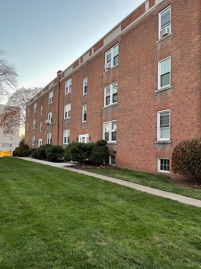 890 Farmington Ave Rentals in West Hartford, CT