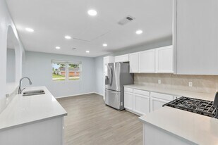 37 Private Rd in Dayton, TX - Building Photo