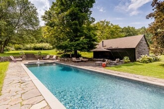 8 Old Killearn Rd in Millbrook, NY - Building Photo - Building Photo