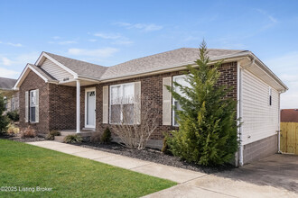 10106 Greenfield Woods Cir in Louisville, KY - Building Photo - Building Photo