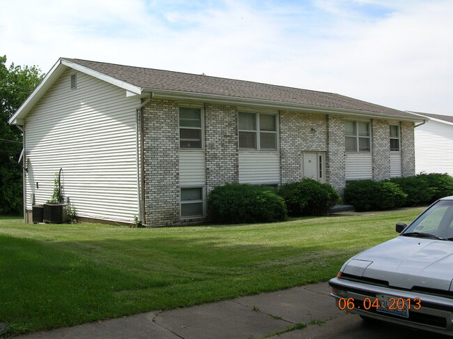 708 N Campbell St-Unit -D in Macomb, IL - Foto de edificio - Building Photo