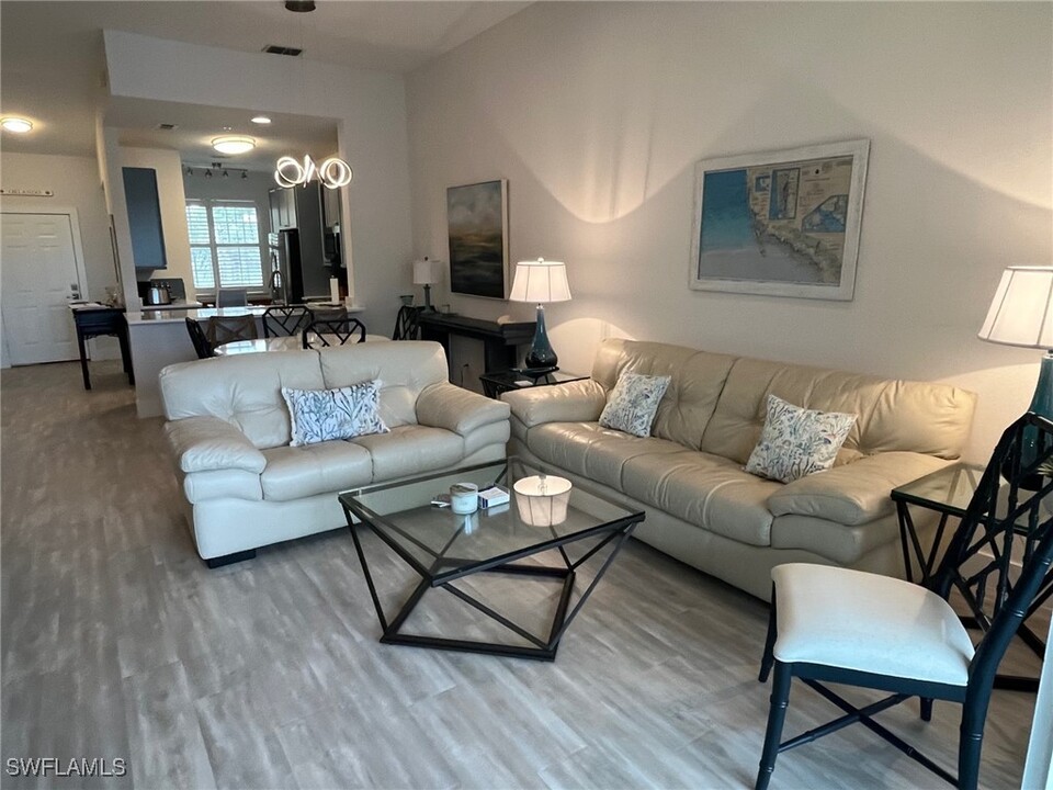 2325 Carrington Ct in Naples, FL - Building Photo