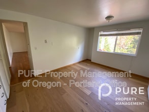 10321 NE Oregon St in Portland, OR - Building Photo - Building Photo