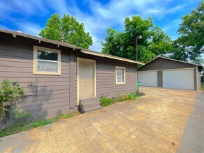 132 Grothe Ln in Houston, TX - Foto de edificio - Building Photo