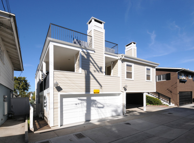 314 Larkspur Ave in Corona Del Mar, CA - Foto de edificio - Building Photo