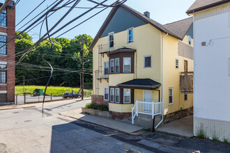 61 Elm St in Woonsocket, RI - Foto de edificio - Building Photo