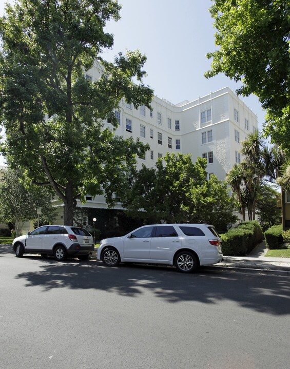 The Chateau Apartments in Burlingame, CA - Building Photo