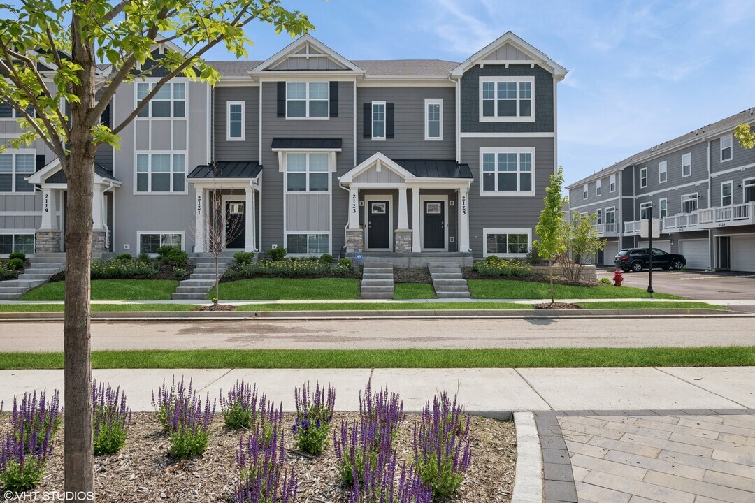 2125 Yellowstone Blvd in Mundelein, IL - Building Photo