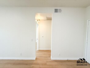 11459 Collins St in Los Angeles, CA - Foto de edificio - Building Photo