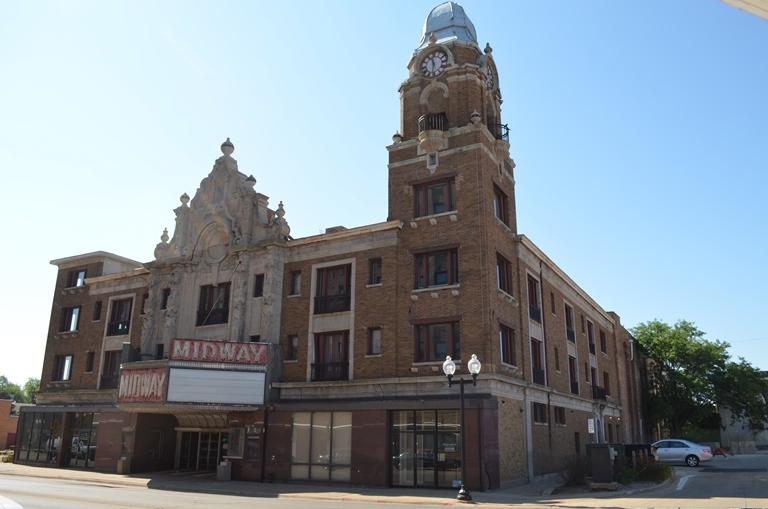 721 E State St in Rockford, IL - Building Photo