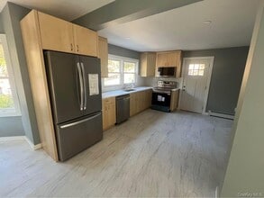 253 Woodbury Rd in Woodbury, NY - Building Photo - Building Photo