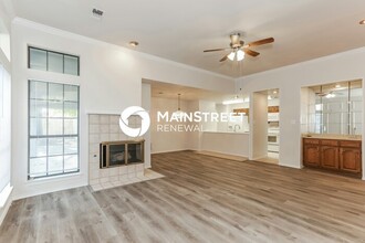 759 Monique Ct in Cedar Hill, TX - Foto de edificio - Building Photo