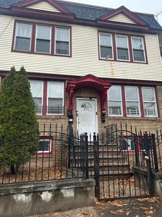 231 Alexander St in Newark, NJ - Foto de edificio