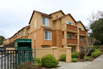 Santa Inez Apartments in San Mateo, CA - Foto de edificio - Building Photo