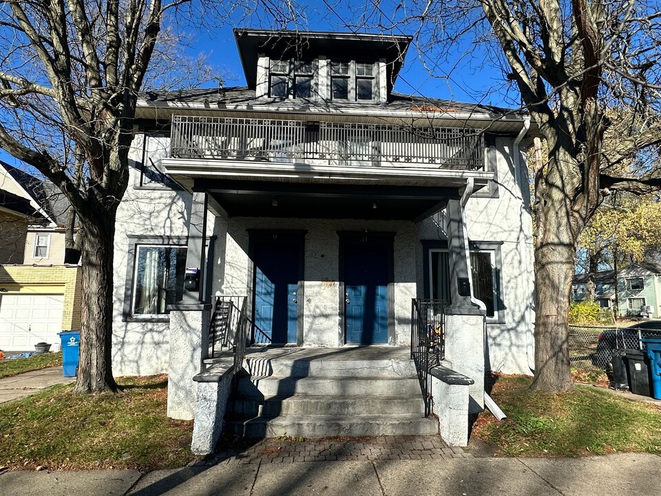 9-11 Groveland St in Battle Creek, MI - Building Photo