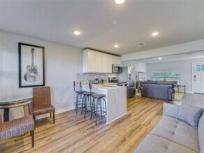 1704 Blue Cat Ln in Austin, TX - Foto de edificio - Building Photo