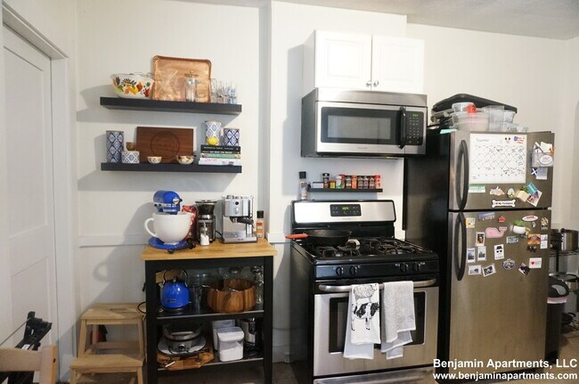 7 Walnut St, Unit 1 in Newton, MA - Building Photo - Building Photo