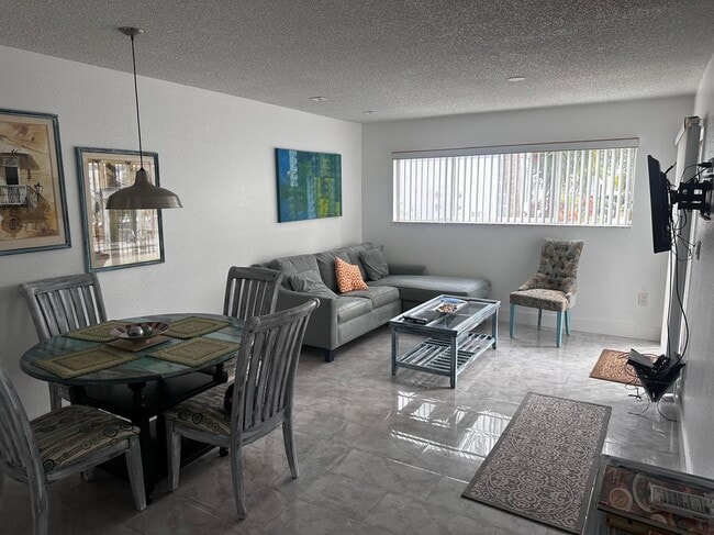 201 Ocean Park Ln in Cape Canaveral, FL - Foto de edificio - Building Photo