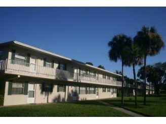 Poinciana Condominiums in Naples, FL - Foto de edificio