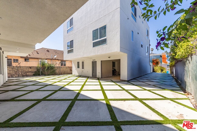 5434 Romaine St in Los Angeles, CA - Building Photo - Building Photo