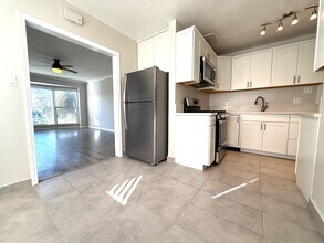 1938 S Rimpau Blvd, Unit 1938 in Los Angeles, CA - Building Photo - Building Photo