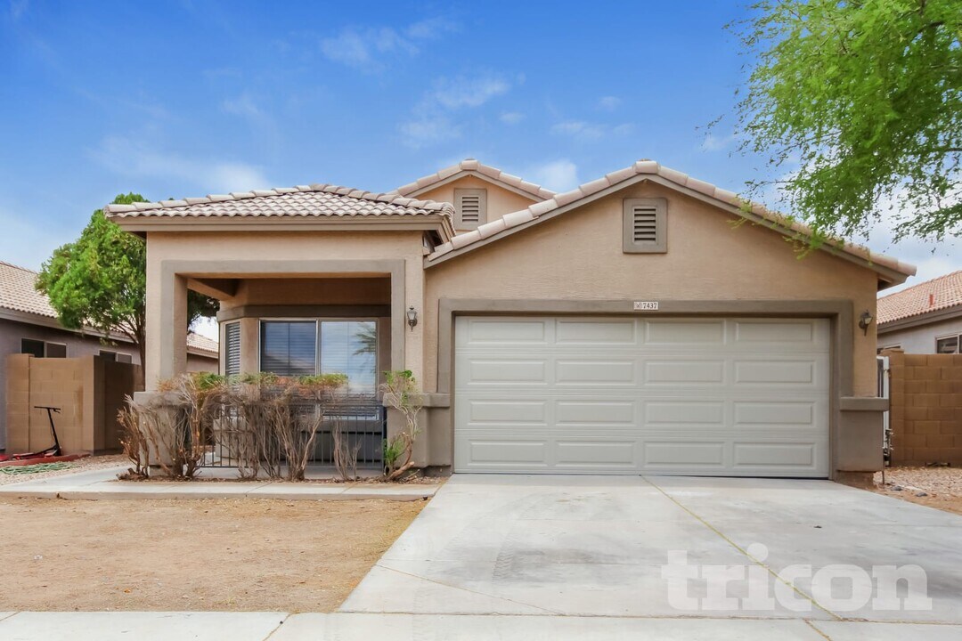 7437 W Elwood St in Phoenix, AZ - Building Photo