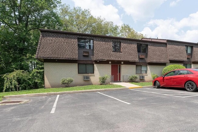 1701 Cherry Hill Dr in Arlington, NY - Building Photo - Building Photo