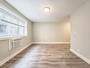 525 W Surf St, Unit B in Chicago, IL - Foto de edificio - Building Photo