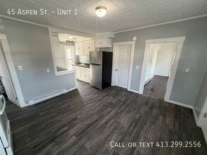 45 Aspen St in Ware, MA - Foto de edificio - Building Photo