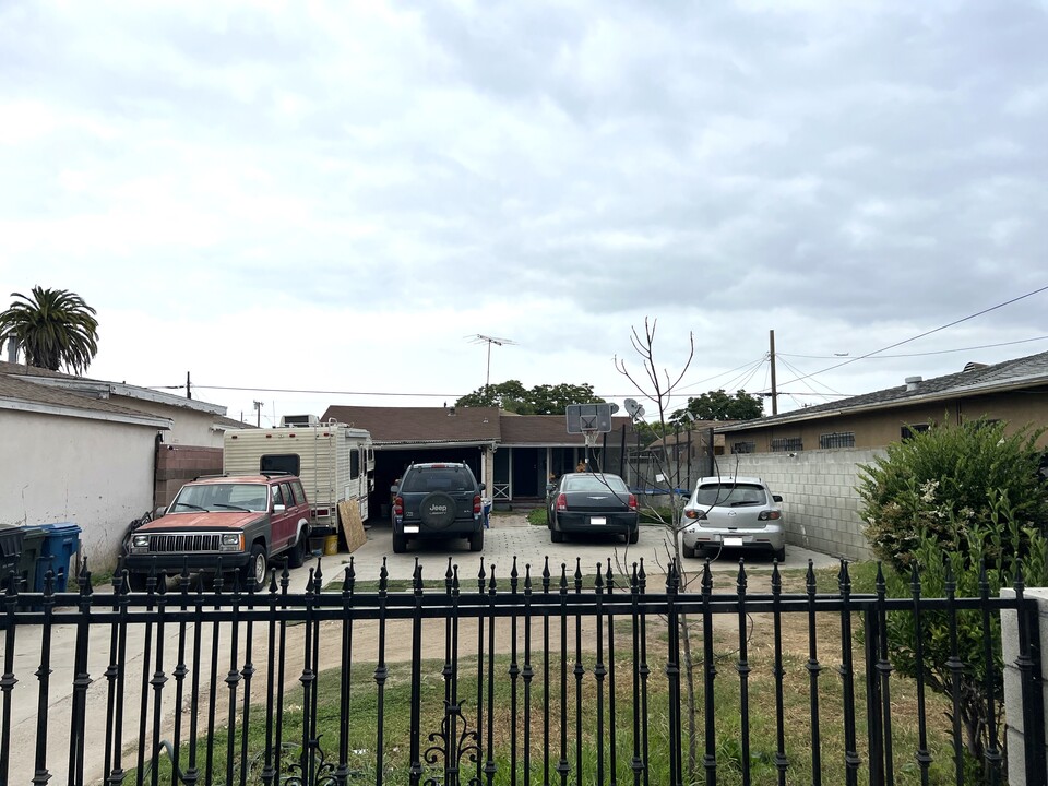 3207 W 112th St in Inglewood, CA - Building Photo