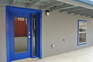 111 W 2nd St in Elgin, TX - Building Photo - Building Photo