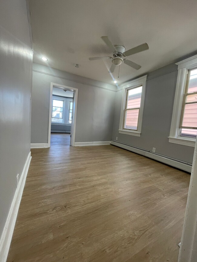 42 Dwight St, Unit 1 in Jersey City, NJ - Building Photo - Building Photo