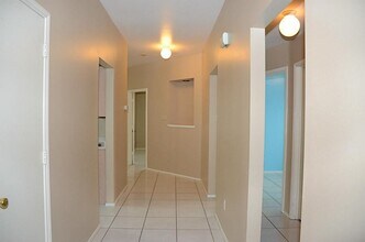 719 Willow W Dr in Houston, TX - Building Photo - Building Photo