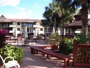 600 Neapolitan Way-Unit -142 in Naples, FL - Building Photo - Building Photo