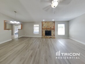 1020 Red Oak Cir in Brandon, FL - Building Photo - Building Photo