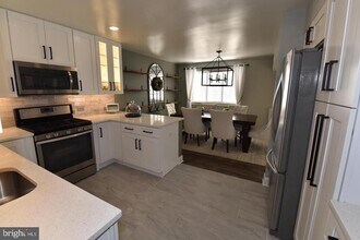 1666 Parkcrest Cir in Reston, VA - Building Photo - Building Photo