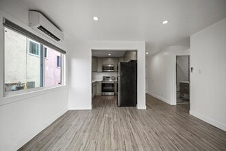 1101 N Flower St, Unit 1 in Santa Ana, CA - Building Photo - Building Photo