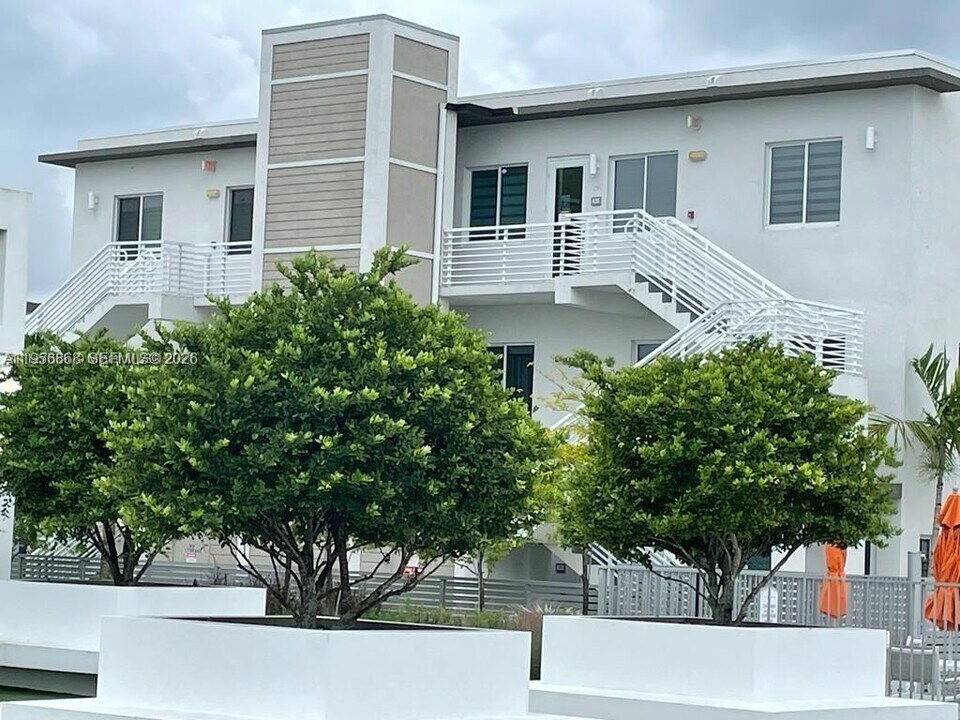 6453 NW 102nd Path in Doral, FL - Building Photo
